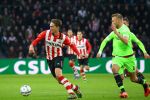 Eindhoven, 20 Maart 2016 Kompetitiewedstrijd PSV-AJAX, eindstand 0-2
Luuk de Jong in duel met Mike v d Hoorn