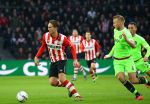 Eindhoven, 20 Maart 2016 Kompetitiewedstrijd PSV-AJAX, eindstand 0-2
Luuk de Jong in duel met Mike v d Hoorn