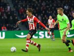 Eindhoven, 20 Maart 2016 Kompetitiewedstrijd PSV-AJAX, eindstand 0-2
Luuk de Jong in duel met Mike v d Hoorn
