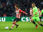 Eindhoven, 20 Maart 2016 Kompetitiewedstrijd PSV-AJAX, eindstand 0-2
Luuk de Jong in duel met Mike v d Hoorn