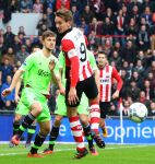 Eindhoven, 20 Maart 2016
Kompetitiewedstrijd PSV-AJAX, eindstand 0-2
Luuk de Jong in duel met Mitchell Dijks