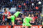 Eindhoven, 20 Maart 2016
Kompetitiewedstrijd PSV-AJAX, eindstand 0-2
Luuk de Jong in duel met Mitchell Dijks