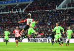 Eindhoven, 20 Maart 2016 Kompetitiewedstrijd PSV-AJAX, eindstand 0-2
Luuk de Jong in duel met Nick Viergever