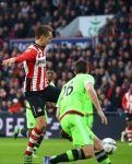 Eindhoven, 20 Maart 2016 Kompetitiewedstrijd PSV-AJAX, eindstand 0-2
Luuk de Jong in duel met Nick Viergever