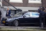 Amsterdam 30 maart 2016
DE Koning van Marokko vertrekt vanuit het Wasldorf Astoriua hotel. Directeur Roberto Payer (directeur Waldorf Astoria) zwaait hem uit. Buiten staan 1000 marokaanen/ fans om hem aan te moedigen.