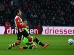 Eindhoven, 20 Maart 2016 Kompetitiewedstrijd PSV-AJAX, eindstand 0-2
Nemanja Gudelj in duel met Andres Guardado