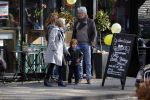 Amsterdam 12 maart 2016 
Nina Brink met dochter kleinzoon en Pieter Storms in Amsterdam zuid.
