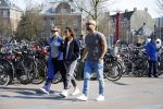 Amsterdam 10 april 2016
Oscar Aerts met zijn zwangere vriendin Jessica en nog een kennis op terras.