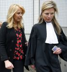 Amsterdam 5 april 2016
Rechtszaak Arrold v d Hurk bijgestaan door Peter Plasman tegen Miljoenenjacht. Linda de Mol werd gehoord als getuige. De dochter van Anita Meijer Patty de Leeuwe was advocaat van Linda.
De rechtszaak was in de rechtbank op de parnassusweg. Xenia Kasper ( manager linda) is er ook bij.