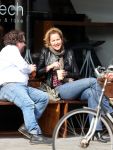 Amsterdam 9 april 2016 
Paulien Huizinga met goede kennis Olivier Varossieau op terras