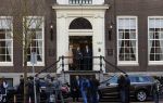 Amsterdam 30 maart 2016
DE Koning van Marokko vertrekt vanuit het Wasldorf Astoriua hotel. Directeur Roberto Payer (directeur Waldorf Astoria) zwaait hem uit. Buiten staan 1000 marokaanen/ fans om hem aan te moedigen.