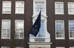 Amsterdam 30 maart 2016
DE Koning van Marokko vertrekt vanuit het Wasldorf Astoriua hotel. Directeur Roberto Payer (directeur Waldorf Astoria) zwaait hem uit. Buiten staan 1000 marokaanen/ fans om hem aan te moedigen.