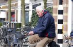 Amsterdam 31 maart 2016 
Wim Kok op de fiets in Amsterdam.