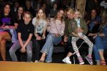 Amsterdam 26 maart 2017
Modeshow freshkids in the harbour club . kinderen en vrouwen van diverse voetballers liepen mee. Anoiuk Smulders met Bo en Max en renee Vervoorn met Lisa