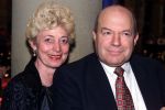 Amsterdam 1 januari 2000

Staatsloterij show op locatie in Magna Plaza.
Moeder Bart de Graaff met haar vriend

Peter Smulders BV