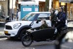 Amsterdam 24 maart 2017 
Charlotte Heitinga met haar kinderen Jezebel en Lennox in bakfiets