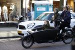 Amsterdam 24 maart 2017 
Charlotte Heitinga met haar kinderen Jezebel en Lennox in bakfiets