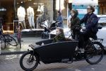 Amsterdam 24 maart 2017 
Charlotte Heitinga met haar kinderen Jezebel en Lennox in bakfiets