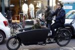 Amsterdam 24 maart 2017 
Charlotte Heitinga met haar kinderen Jezebel en Lennox in bakfiets