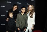 Amsterdam 26 maart 2017
Modeshow freshkids in the harbour club . kinderen en vrouwen van diverse voetballers liepen mee. Cheyen van Slee met zoon