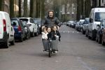 Amsterdam 1 maart 2017 
Dirk Zeelenberg met zijn 3 kinderen in de bakfiets in Amsterdam zuid