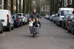 Amsterdam 1 maart 2017 
Dirk Zeelenberg met zijn 3 kinderen in de bakfiets in Amsterdam zuid
