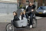 Amsterdam 1 maart 2017 
Dirk Zeelenberg met zijn 3 kinderen in de bakfiets in Amsterdam zuid