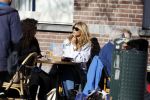 Amsterdam 25 maart 2017 
Estelle Cruijff met een vriendin op terras
