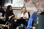 Amsterdam 25 maart 2017 
Estelle Cruijff met een vriendin op terras