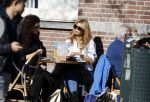 Amsterdam 25 maart 2017 
Estelle Cruijff met een vriendin op terras