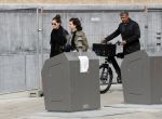 Amsterdam 13 maart 2017  
Frank Rijkaard met zijn vrouw Stephanie en een vriendin op straat in amsterdam zuid