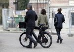 Amsterdam 13 maart 2017  
Frank Rijkaard met zijn vrouw Stephanie en een vriendin op straat in amsterdam zuid