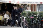 Amsterdam 13 maart 2017  
Frank Rijkaard met zijn vrouw Stephanie en een vriendin op straat in amsterdam zuid