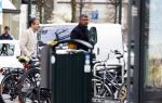 Amsterdam 13 maart 2017  
Frank Rijkaard met zijn vrouw Stephanie en een vriendin op straat in amsterdam zuid