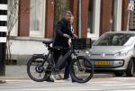 Amsterdam 13 maart 2017  
Frank Rijkaard met zijn vrouw Stephanie en een vriendin op straat in amsterdam zuid