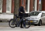 Amsterdam 13 maart 2017  
Frank Rijkaard met zijn vrouw Stephanie en een vriendin op straat in amsterdam zuid