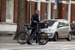 Amsterdam 13 maart 2017  
Frank Rijkaard met zijn vrouw Stephanie en een vriendin op straat in amsterdam zuid