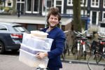 Amsterdam 19 maart 2017 
Freek v Noortwijk heeft een nieuw broodje kebap ontwikkeld . Zijn verloofde/vriendin Katja Schuurman kwam gezellig langs op de fiets.