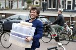 Amsterdam 19 maart 2017 
Freek v Noortwijk heeft een nieuw broodje kebap ontwikkeld . Zijn verloofde/vriendin Katja Schuurman kwam gezellig langs op de fiets.
