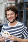 Amsterdam 19 maart 2017 
Freek v Noortwijk heeft een nieuw broodje kebap ontwikkeld . Zijn verloofde/vriendin Katja Schuurman kwam gezellig langs op de fiets.