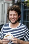 Amsterdam 19 maart 2017 
Freek v Noortwijk heeft een nieuw broodje kebap ontwikkeld . Zijn verloofde/vriendin Katja Schuurman kwam gezellig langs op de fiets.