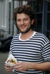 Amsterdam 19 maart 2017 
Freek v Noortwijk heeft een nieuw broodje kebap ontwikkeld . Zijn verloofde/vriendin Katja Schuurman kwam gezellig langs op de fiets.