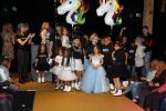 Amsterdam 26 maart 2017
Modeshow freshkids in the harbour club . kinderen en vrouwen van diverse voetballers liepen mee. Luc Castaignos keek trots naar zijn vrouw en kids