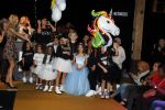 Amsterdam 26 maart 2017
Modeshow freshkids in the harbour club . kinderen en vrouwen van diverse voetballers liepen mee. Luc Castaignos keek trots naar zijn vrouw en kids