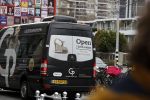 Amsterdam 2 maart 2017
Mark Ruute in gesprek met mensen bij winkelcentrum het gelderlandplein. Er was ook politie aanwezig.
