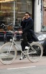 Amsterdam 10 maart 2017
Geza Weisz op zijn slippers op de fiets