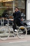 Amsterdam 10 maart 2017
Geza Weisz op zijn slippers op de fiets