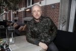 Rotterdam 22 maart 2017
Presentatie gay issue in Rotterdam. Gordon rijkt het eerste exemplaar uit.