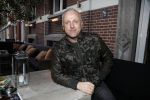 Rotterdam 22 maart 2017
Presentatie gay issue in Rotterdam. Gordon rijkt het eerste exemplaar uit.