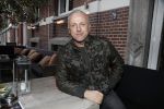 Rotterdam 22 maart 2017
Presentatie gay issue in Rotterdam. Gordon rijkt het eerste exemplaar uit.
